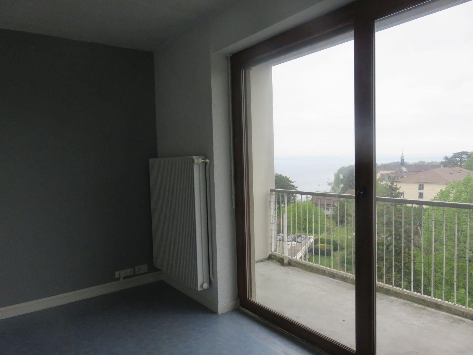 
                                                Location
                                                 Studio lumineux avec belle vue sur le lac