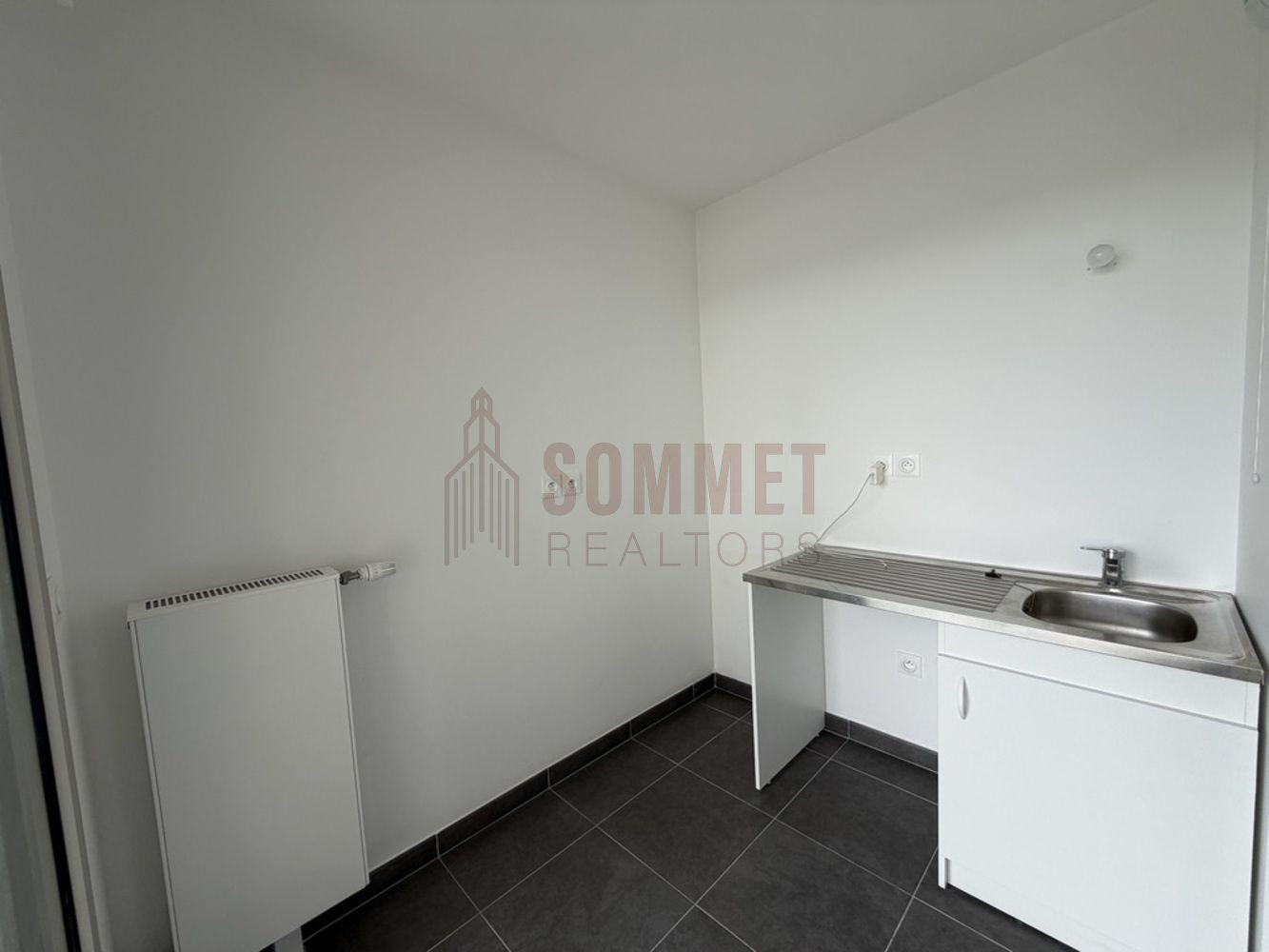 
                                                Location
                                                 Studio lumineux avec terrasse dans résidence