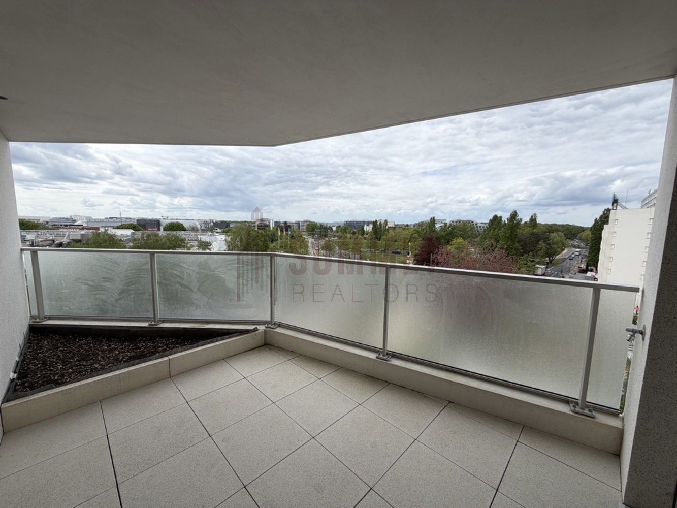 
                                                Location
                                                 Studio lumineux avec terrasse dans résidence