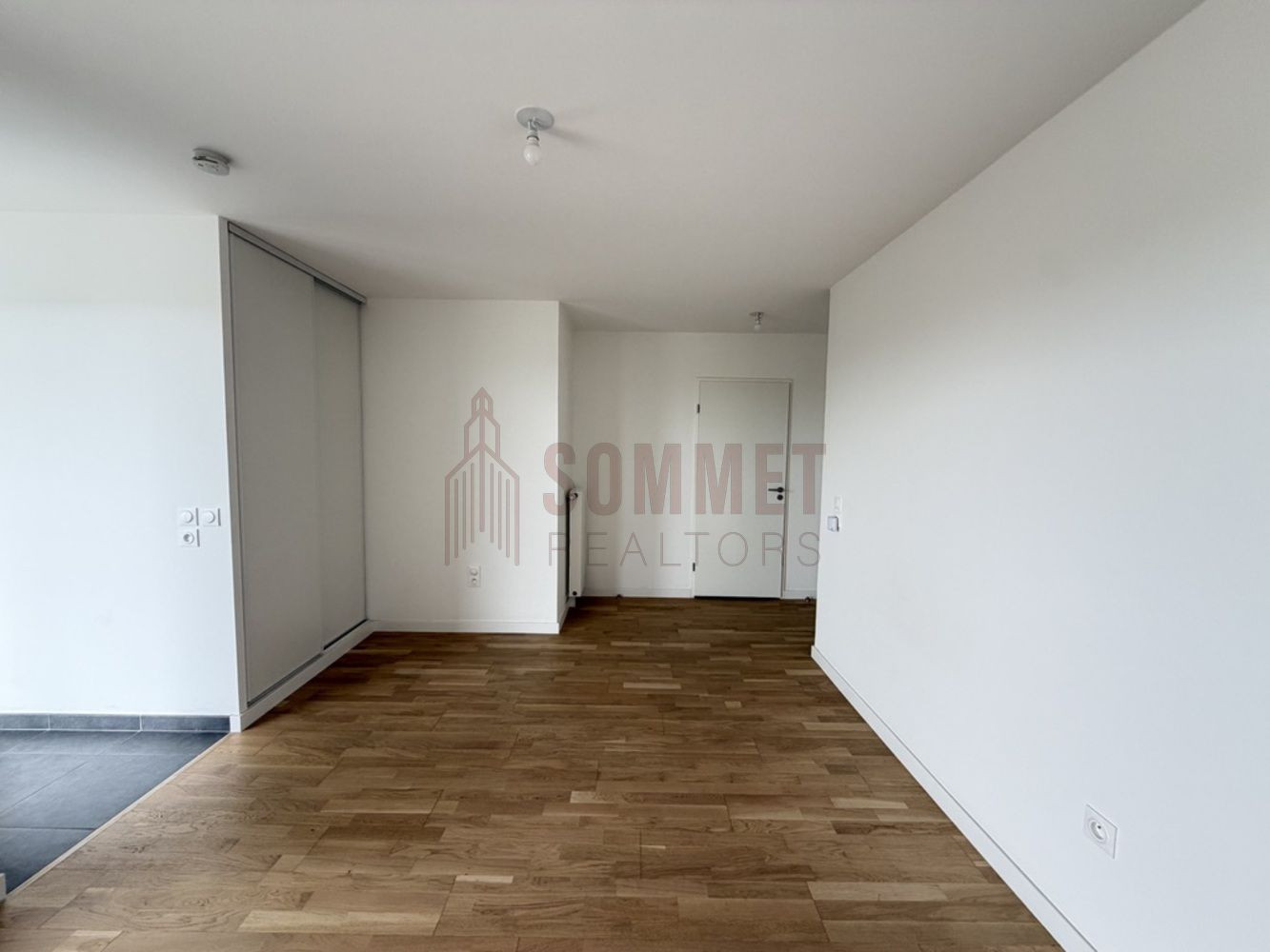 
                                                Location
                                                 Studio lumineux avec terrasse dans résidence