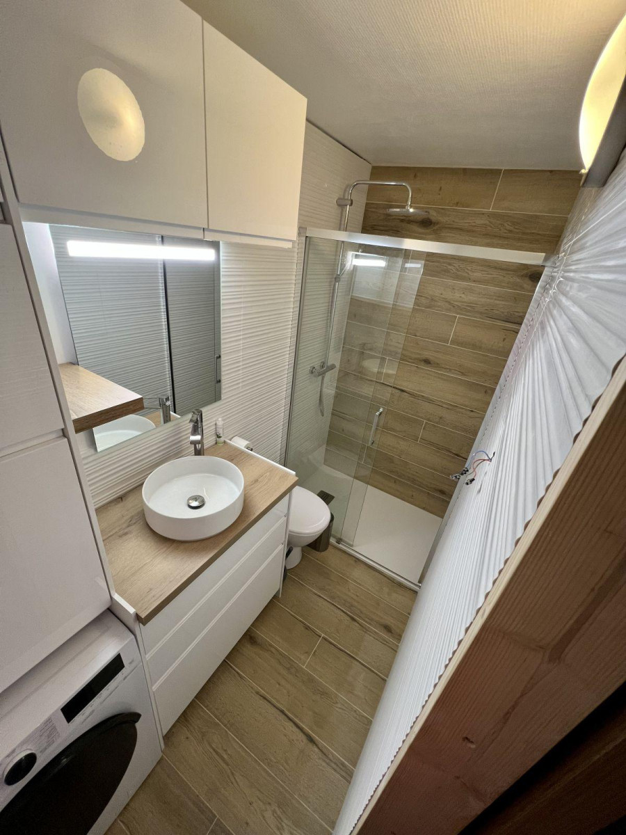 
                                                Location
                                                 Studio lumineux avec vues, refait à neuf.