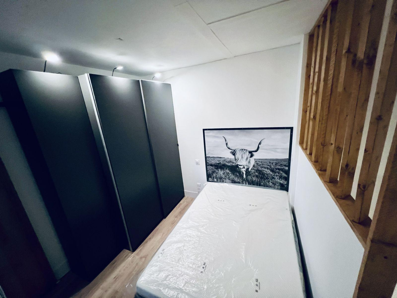 
                                                Location
                                                 Studio lumineux avec vues, refait à neuf.