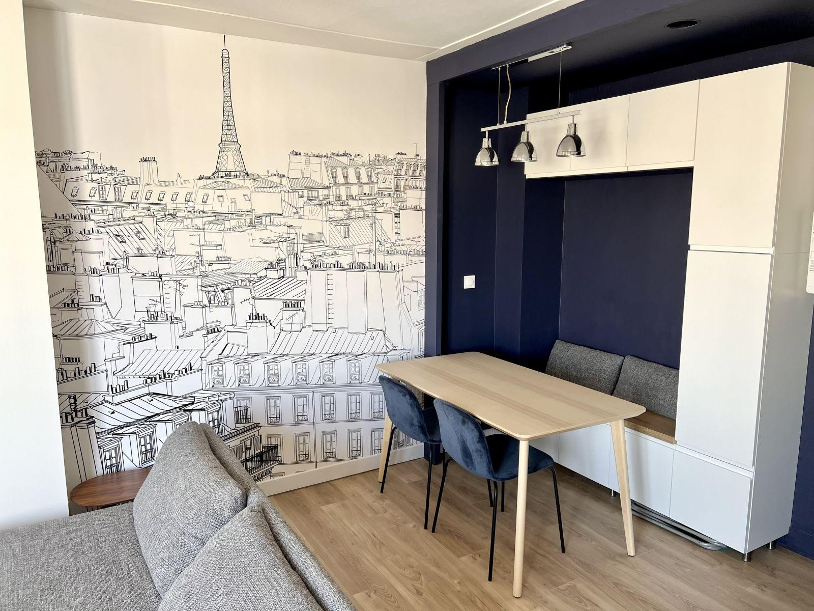 
                                                Location
                                                 Studio lumineux avec vues, refait à neuf.