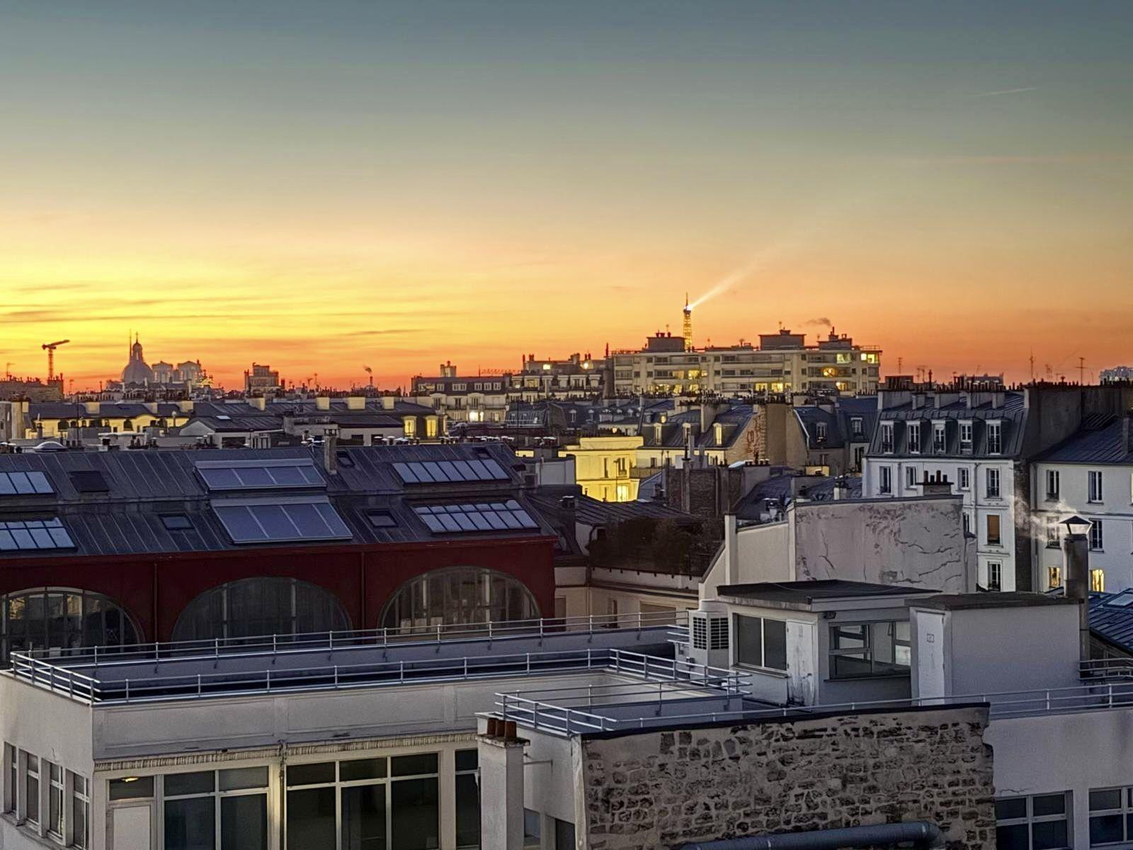 
                                                Location
                                                 Studio lumineux avec vues, refait à neuf.