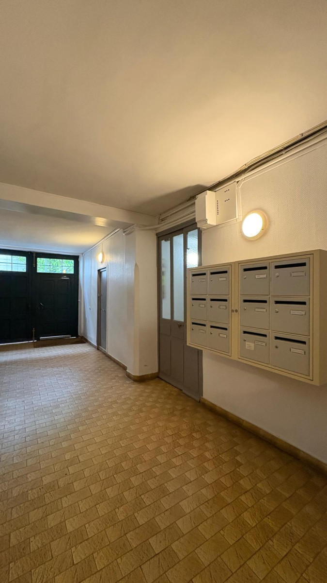 
                                                Vente
                                                 Studio lumineux dans un quartier agréable