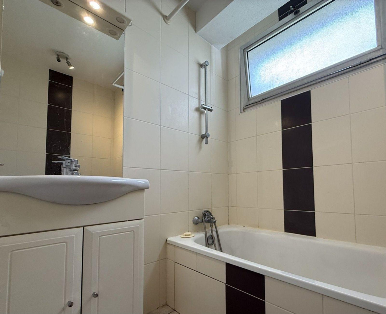 
                                                Location
                                                 Studio lumineux de 32 m2 dans résidence calme.