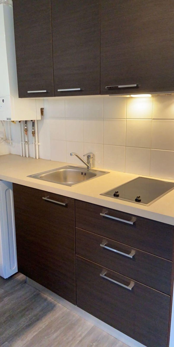 
                                                Location
                                                 Studio lumineux de 32 m2 dans résidence calme.