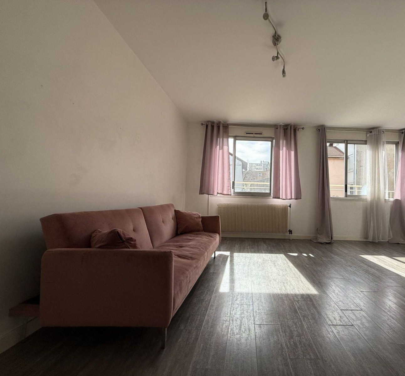 
                                                Location
                                                 Studio lumineux de 32 m2 dans résidence calme.