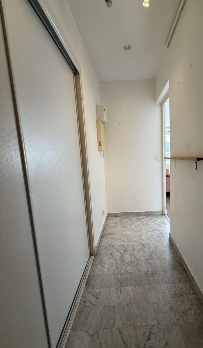 
                                                Location
                                                 Studio lumineux de 32 m2 dans résidence calme.