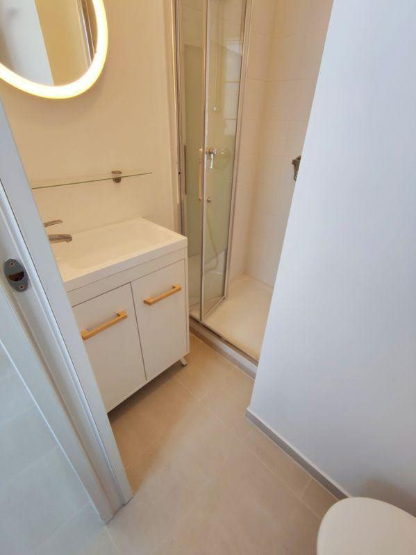 
                                                Location
                                                 Studio lumineux et calme