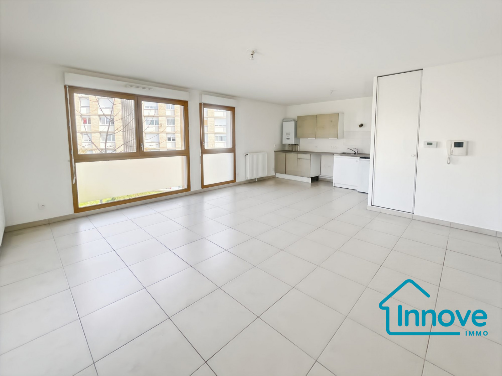 
                                                Vente
                                                 Studio lumineux et récent