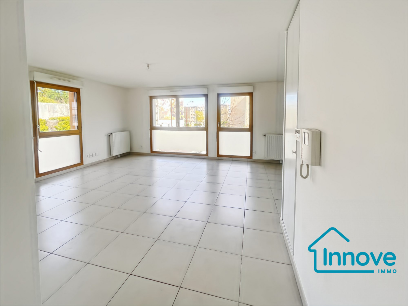 
                                                Vente
                                                 Studio lumineux et récent