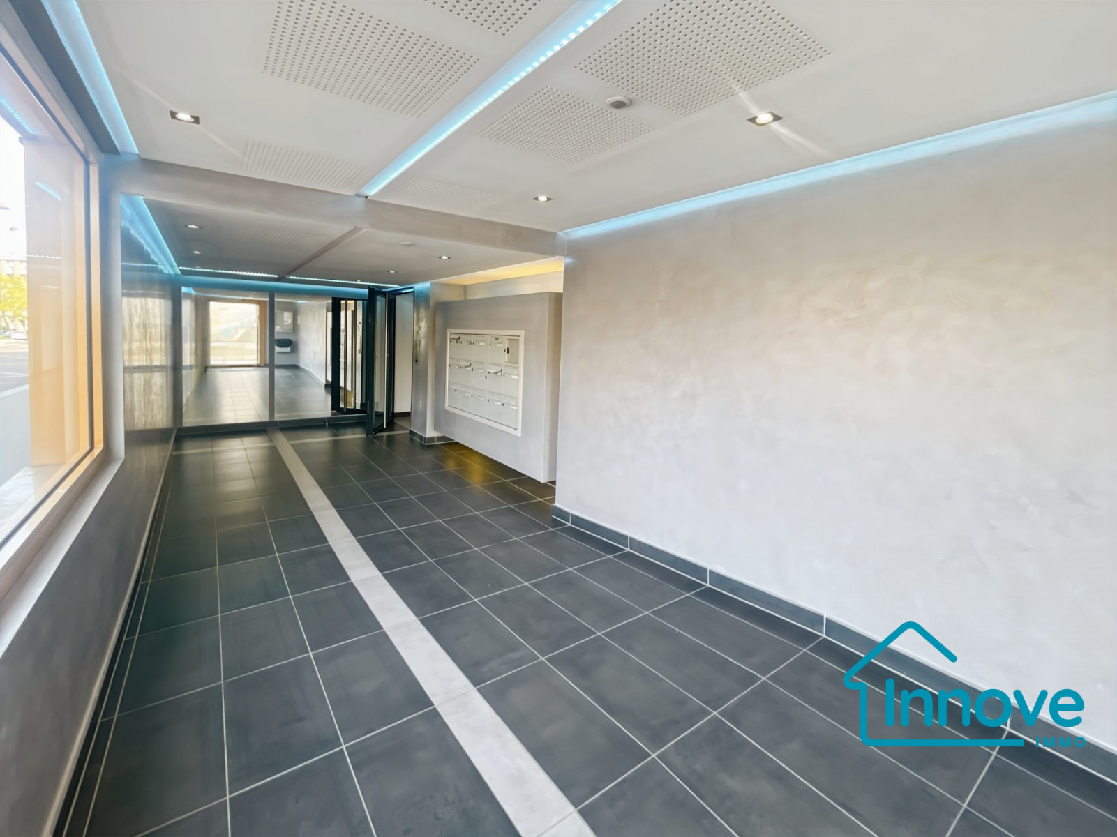 
                                                Vente
                                                 Studio lumineux et récent