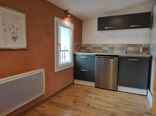 
                                                Location
                                                 Studio lumineux et rénové en coeur de ville