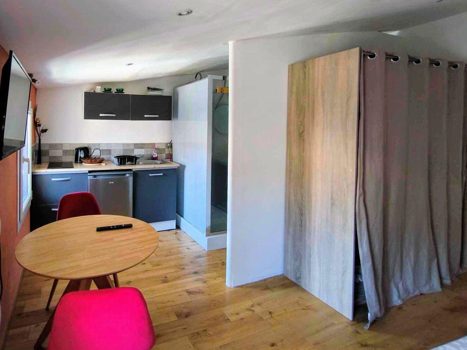 
                                                Location
                                                 Studio lumineux et rénové en coeur de ville