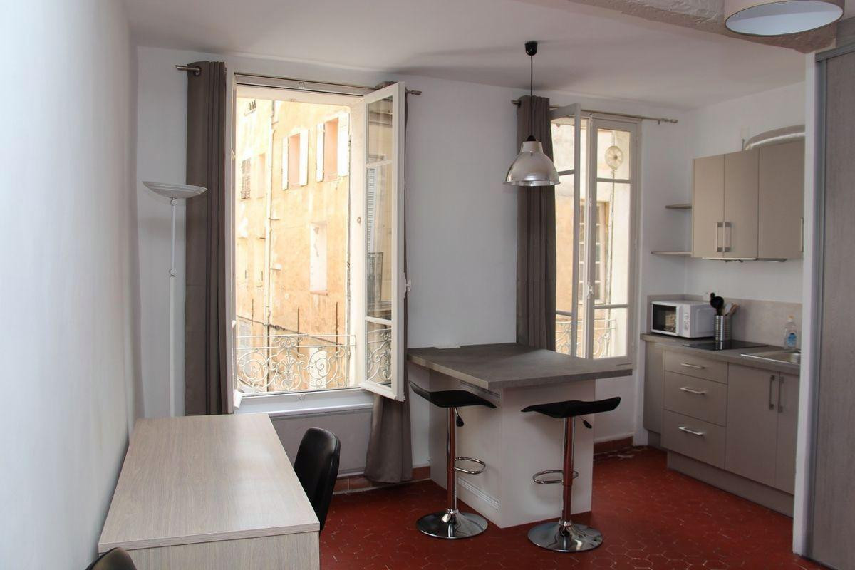 
                                                Location
                                                 Studio lumineux plein centre ville