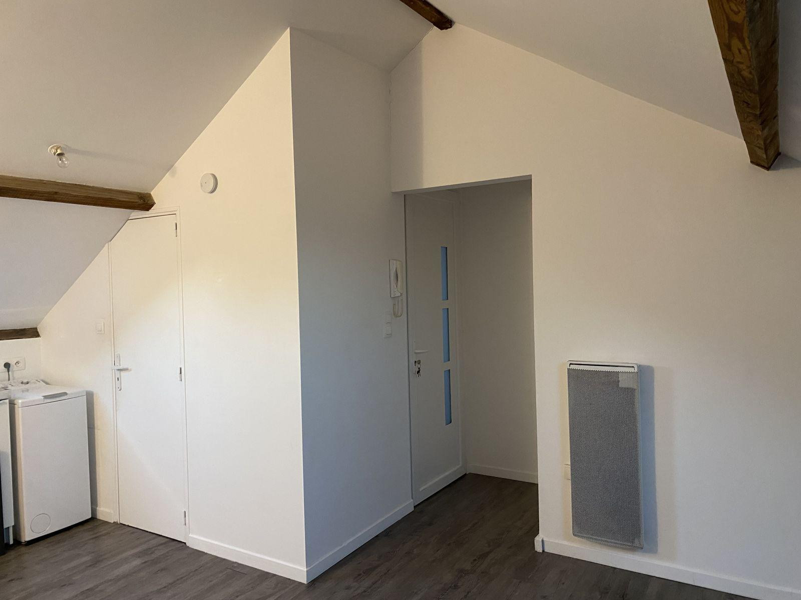 
                                                Location
                                                 Studio lumineux sous les toits