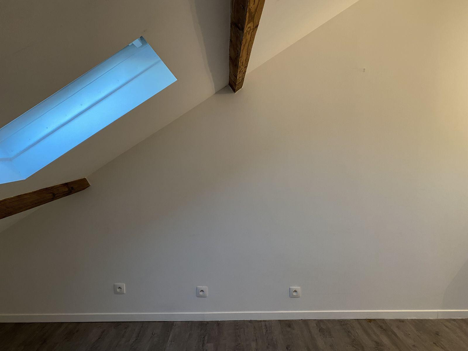 
                                                Location
                                                 Studio lumineux sous les toits