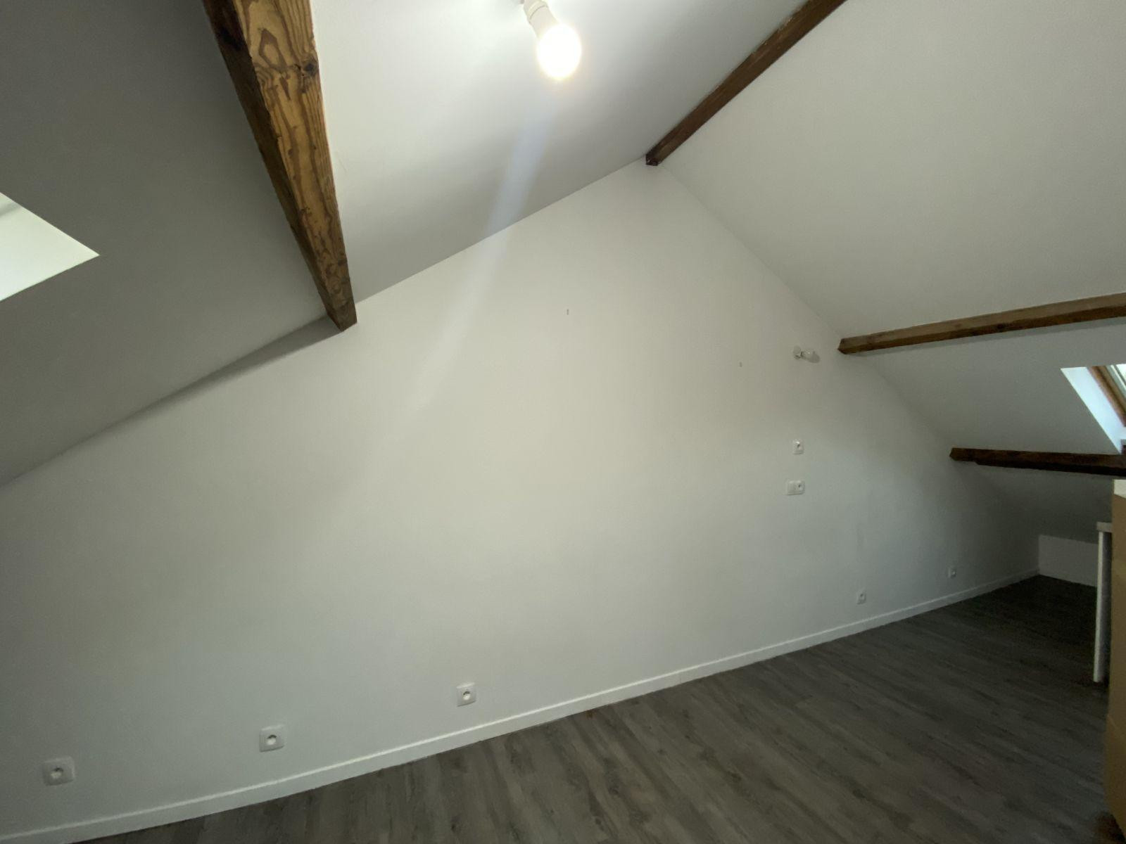 
                                                Location
                                                 Studio lumineux sous les toits