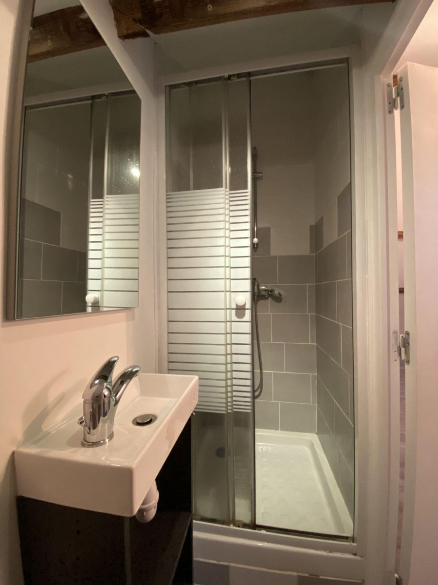 
                                                Location
                                                 Studio lumineux sous les toits