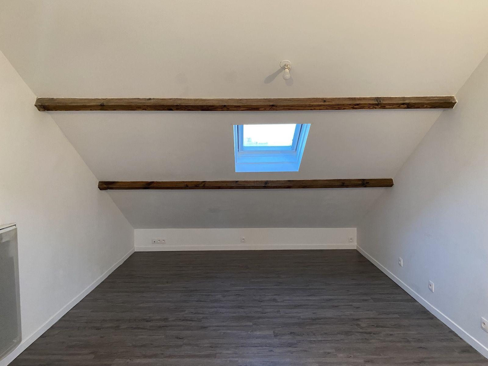 
                                                Location
                                                 Studio lumineux sous les toits