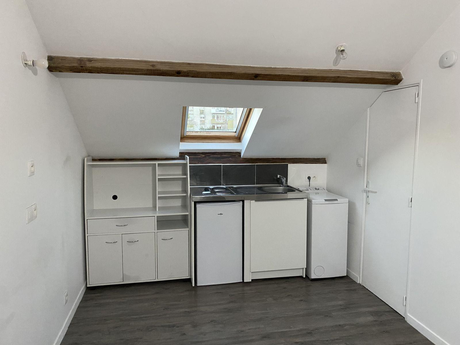 
                                                Location
                                                 Studio lumineux sous les toits