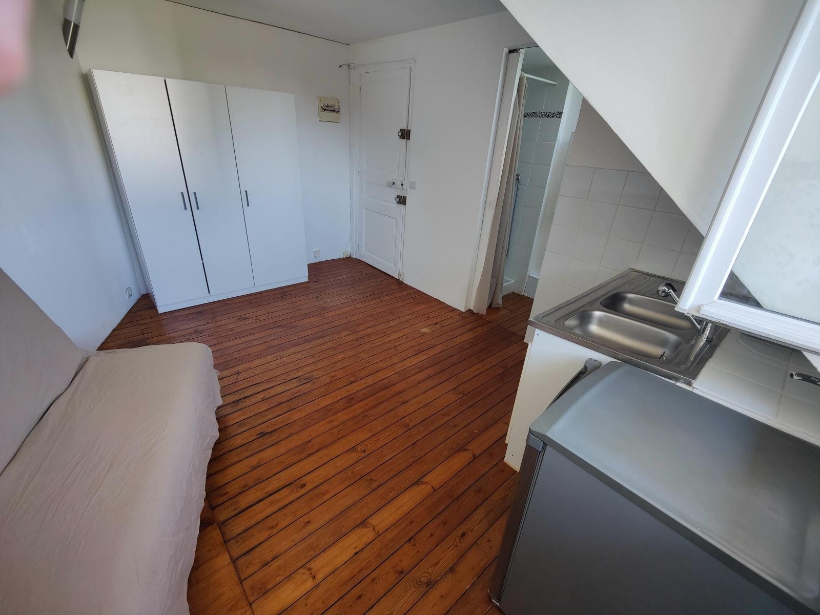 
                                                Location
                                                 Studio lumineux sur cour calme quartier Châlatres