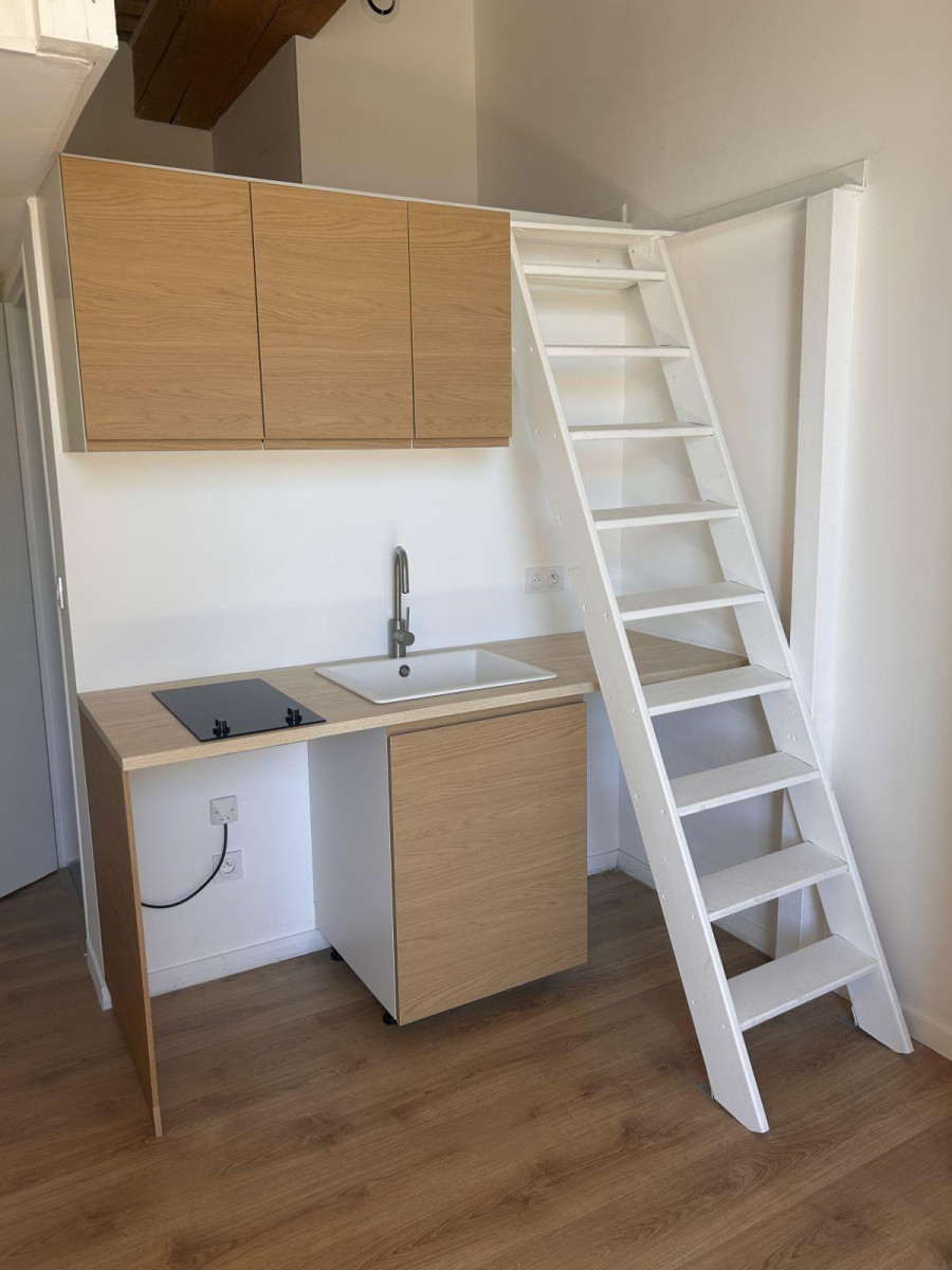 
                                                Location
                                                 Studio Lyon 1er plein centre refait à neuf !