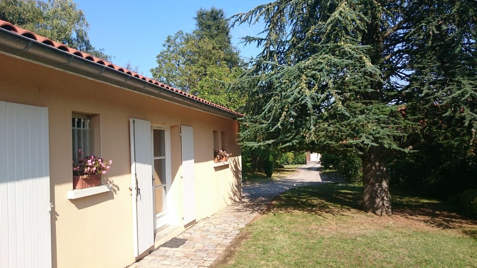 
                                                Location
                                                 Studio/maison entièrement équipé