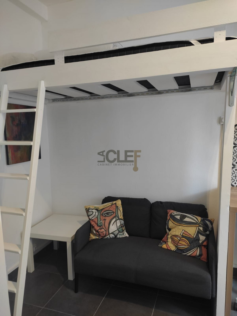 
                                                Location
                                                 Studio meublé 12m² - Vanves