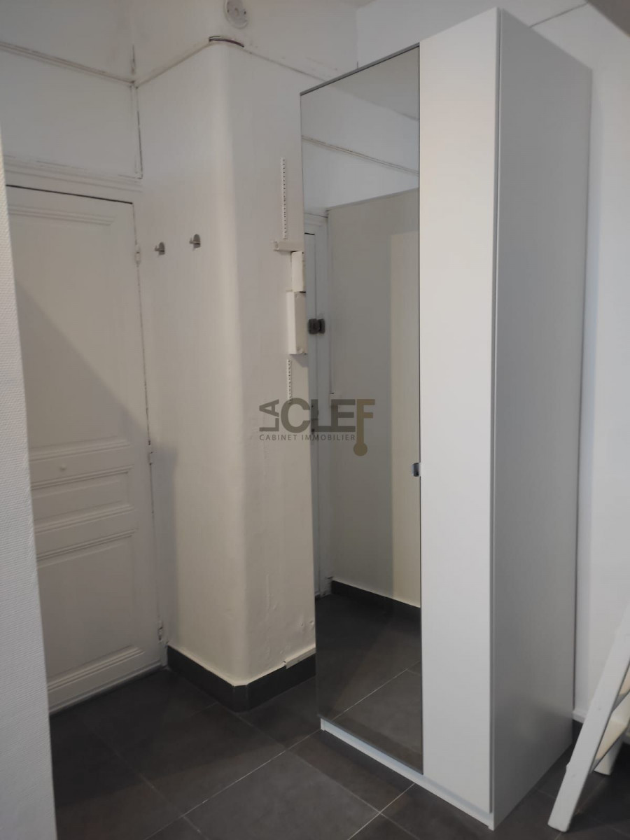 
                                                Location
                                                 Studio meublé 12m² - Vanves