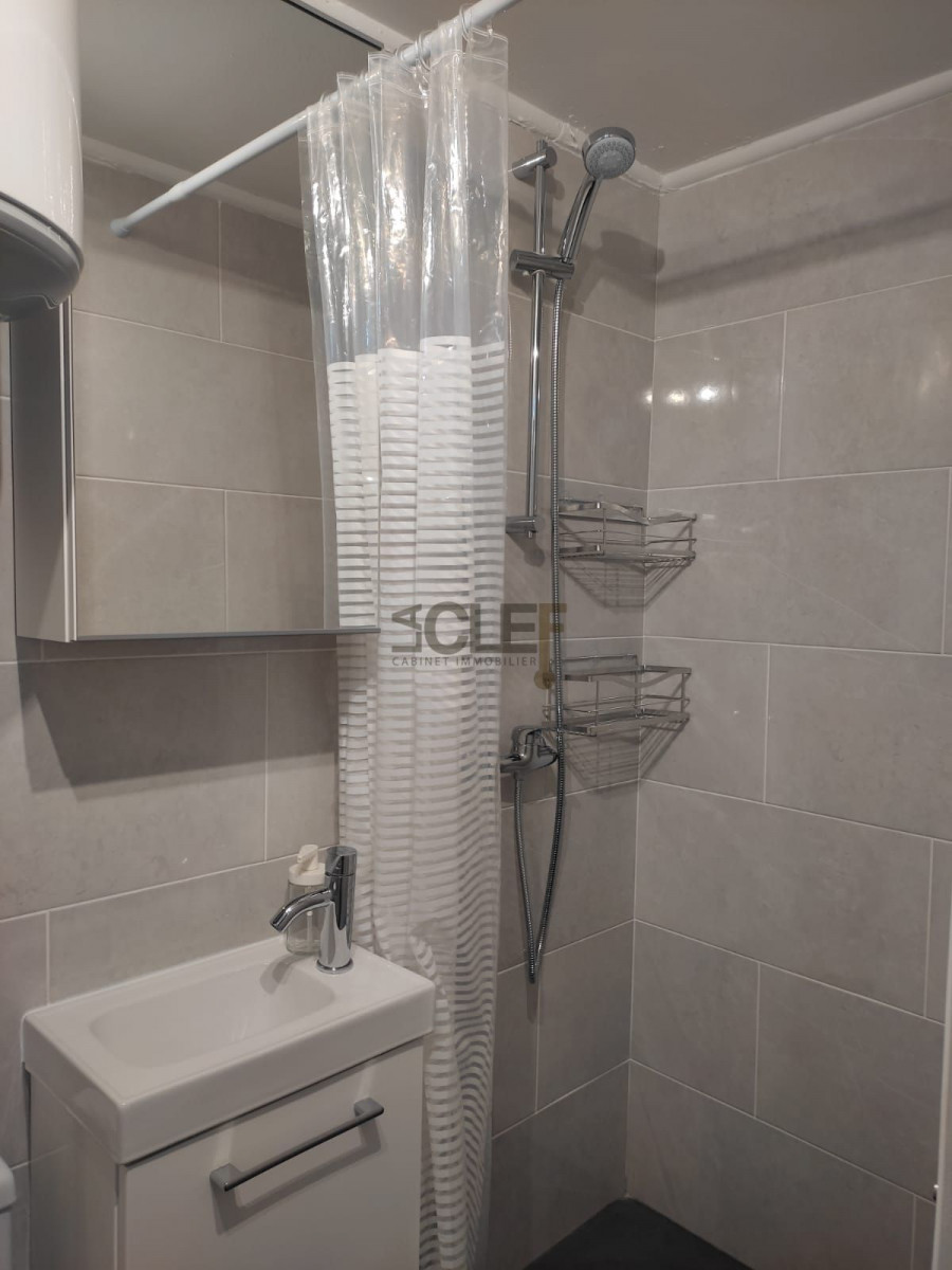 
                                                Location
                                                 Studio meublé 12m² - Vanves