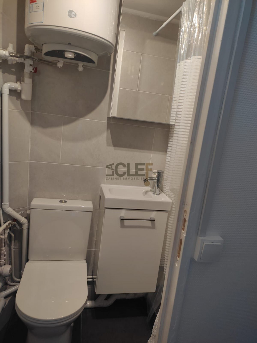 
                                                Location
                                                 Studio meublé 12m² - Vanves