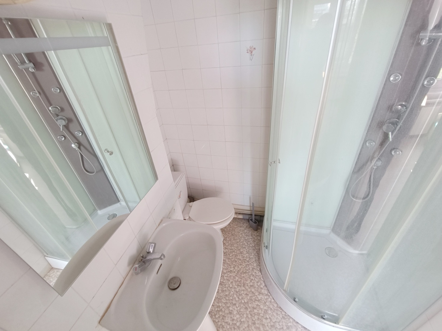 
                                                Location
                                                 Studio meublé 15m2, 2min de la gare
