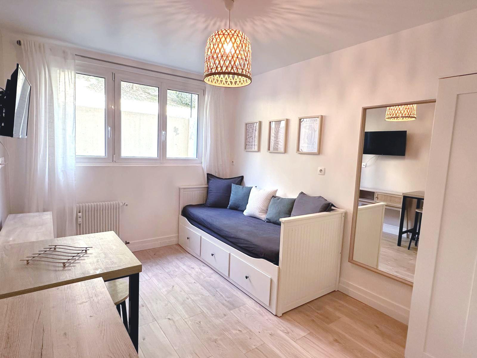 
                                                Location
                                                 Studio meublé 16m² RER A - Ligne L - Tennis