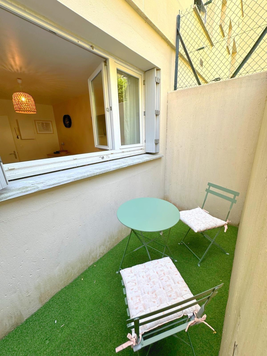 
                                                Location
                                                 Studio meublé 16m² RER A - Ligne L - Tennis