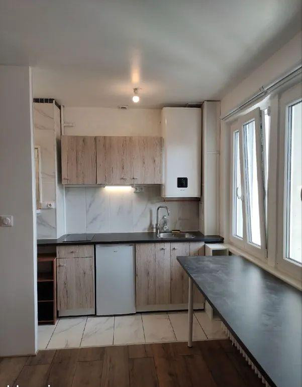 
                                                Location
                                                 Studio meublé 16m2 à louer Place Golbery