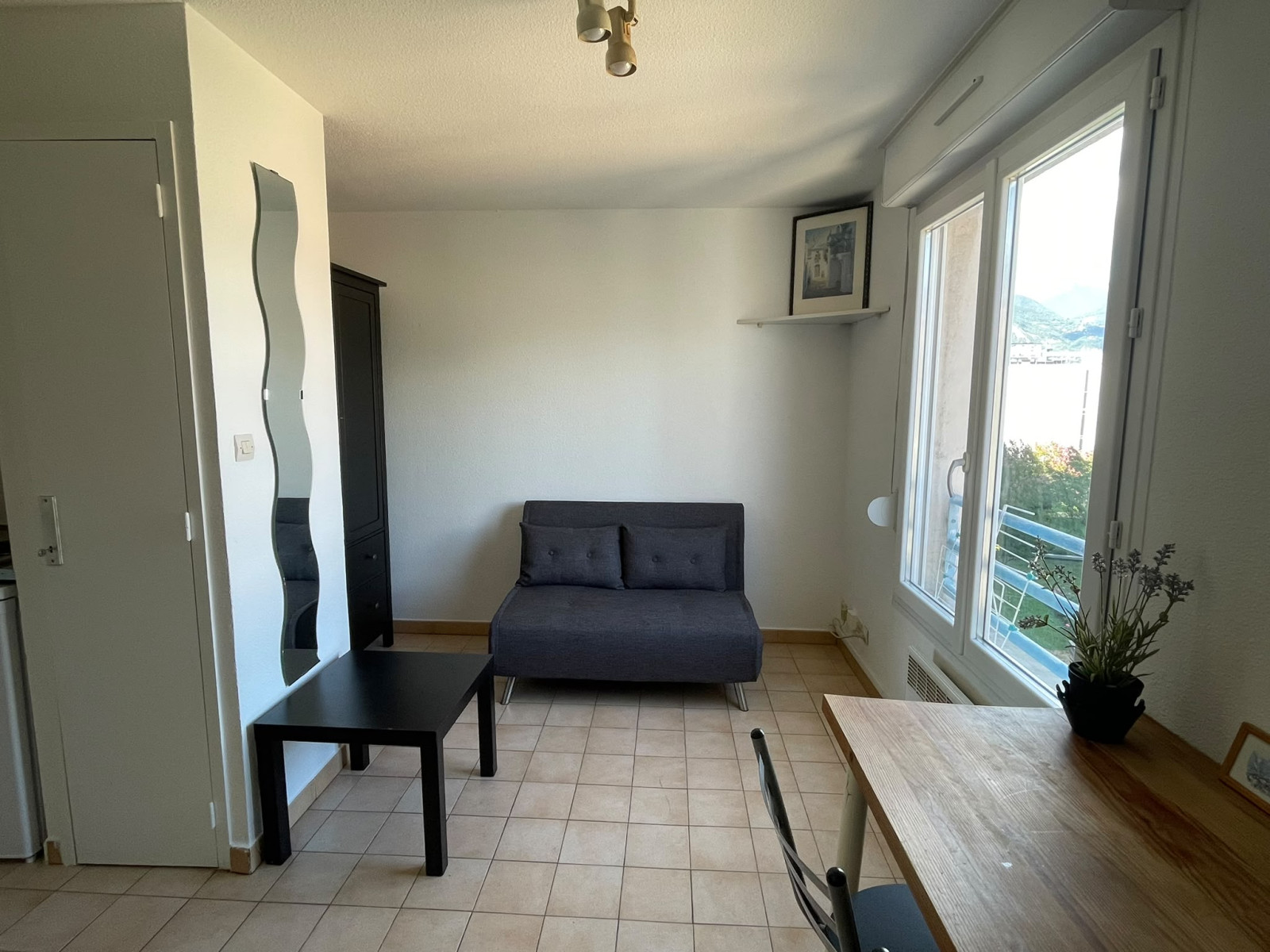 
                                                Location
                                                 Studio meublé 17.8m² à Grenoble - Repeint en août 2026