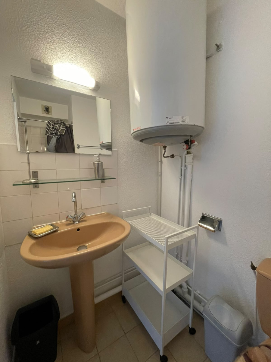 
                                                Location
                                                 Studio meublé 17.8m² à Grenoble - Repeint en août 2026