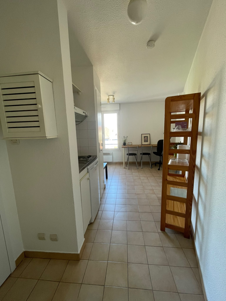 
                                                Location
                                                 Studio meublé 17.8m² à Grenoble - Repeint en août 2026