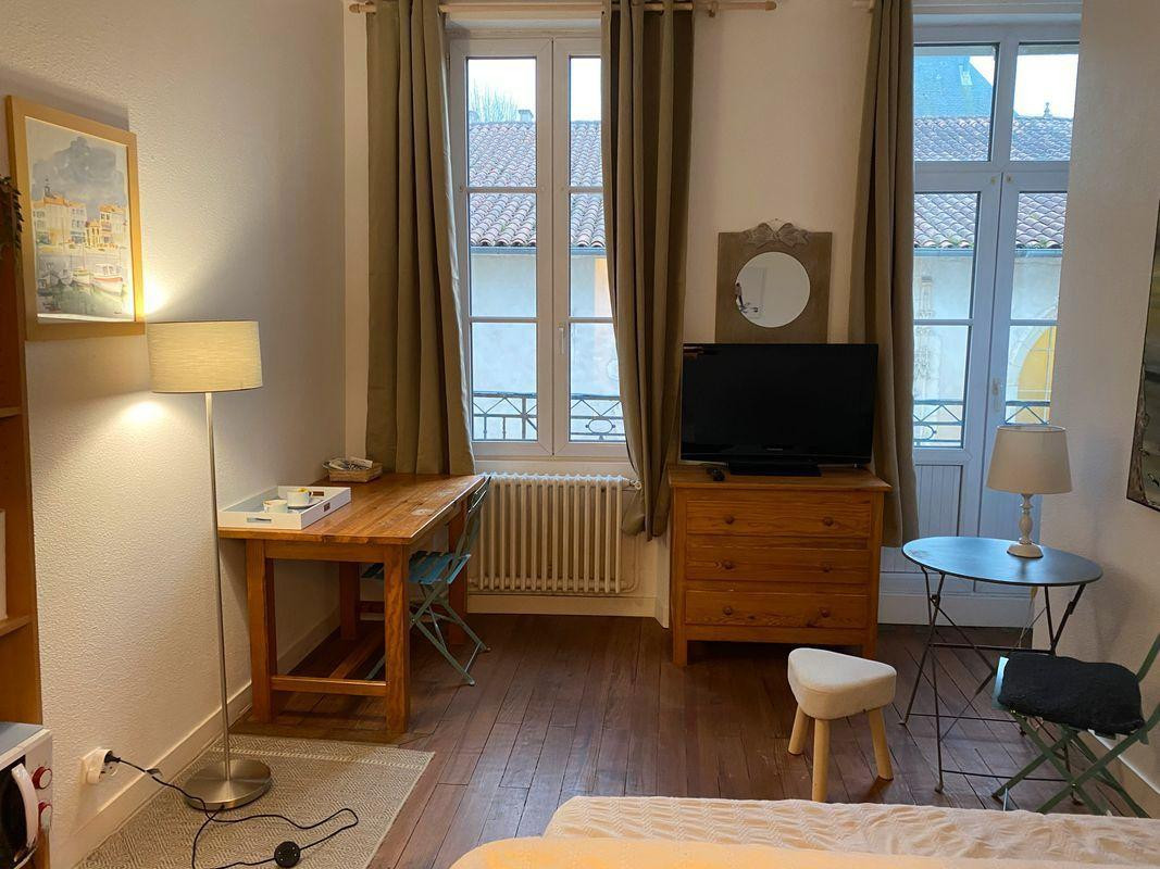 
                                                Location
                                                 Studio meublé 17m² avec terrasse lumineux et calme