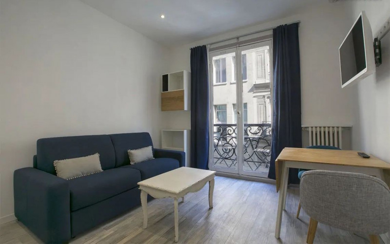 
                                                Location
                                                 Studio meublé 19 m² balcon Paris Madeleine Opéra