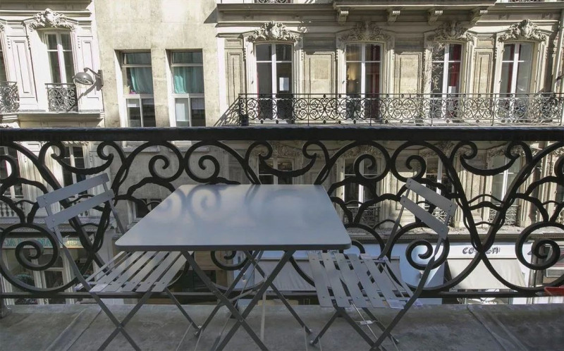 
                                                Location
                                                 Studio meublé 19 m² balcon Paris Madeleine Opéra