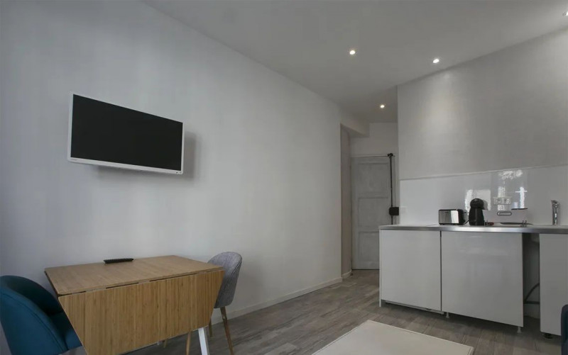 
                                                Location
                                                 Studio meublé 19 m² balcon Paris Madeleine Opéra