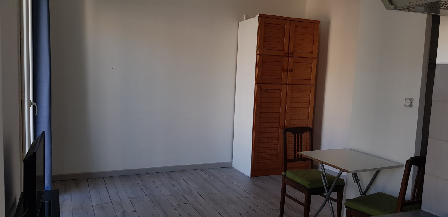 
                                                Location
                                                 Studio meublé  - 20 rue Châteauneuf à Nice