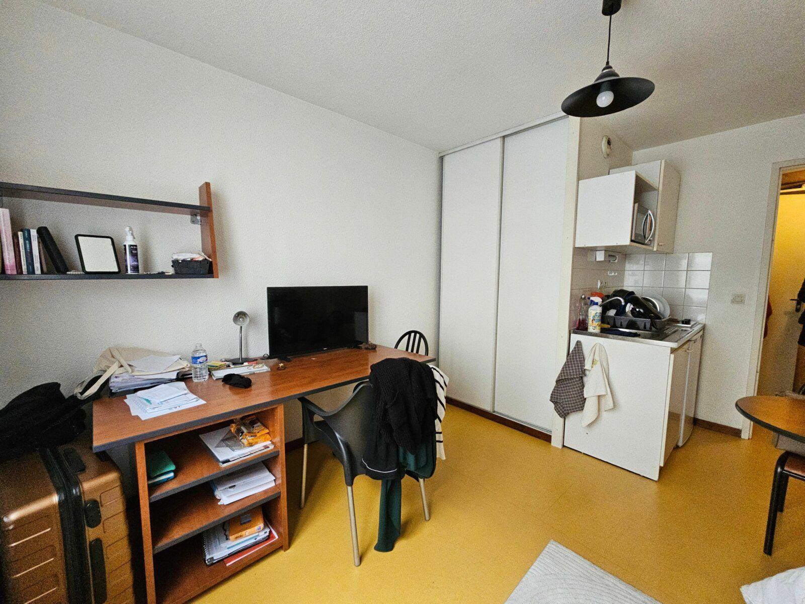 
                                                Location
                                                 Studio meublé 20m² résidence étudiante et laverie