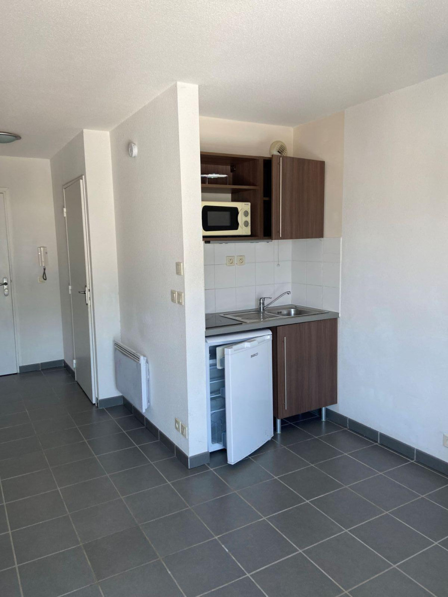 
                                                Location
                                                 STUDIO meublé 20m2 Résidence ISIS CARRE DES HALLES