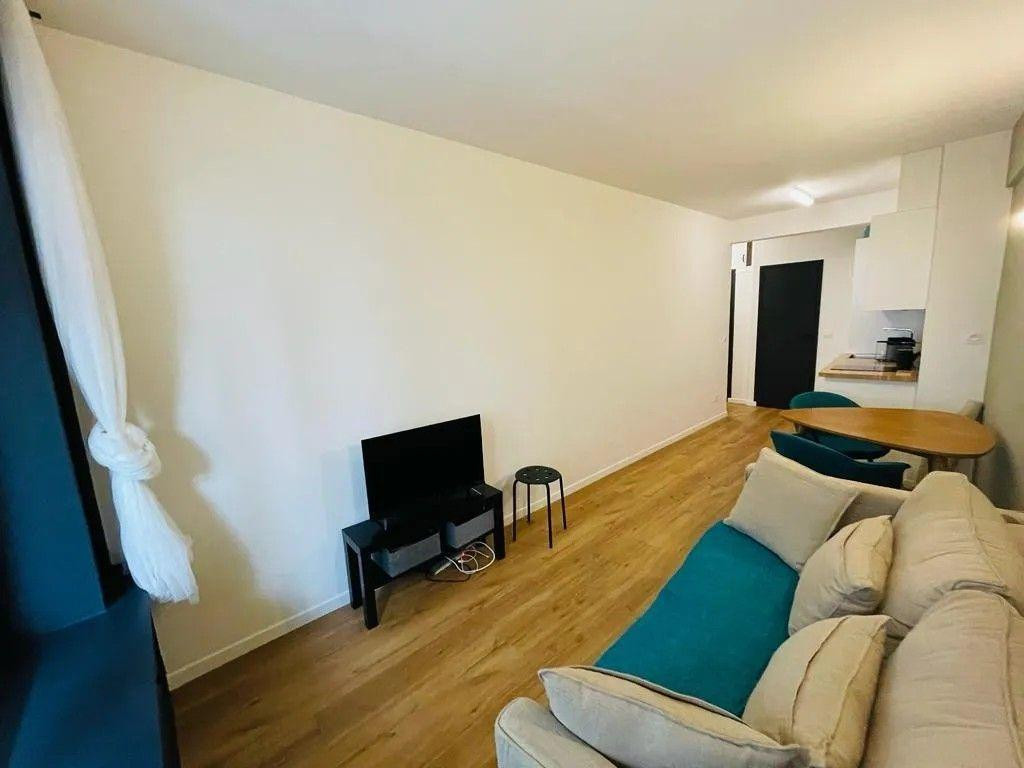 
                                                Location
                                                 Studio meublé 21m² refait Metro RANELAGH