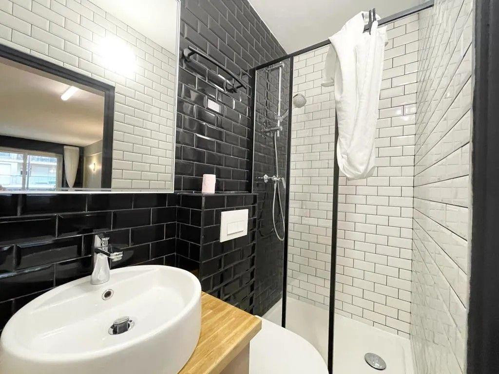 
                                                Location
                                                 Studio meublé 21m² refait Metro RANELAGH