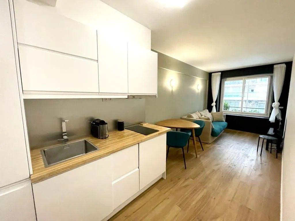 
                                                Location
                                                 Studio meublé 21m² refait Metro RANELAGH